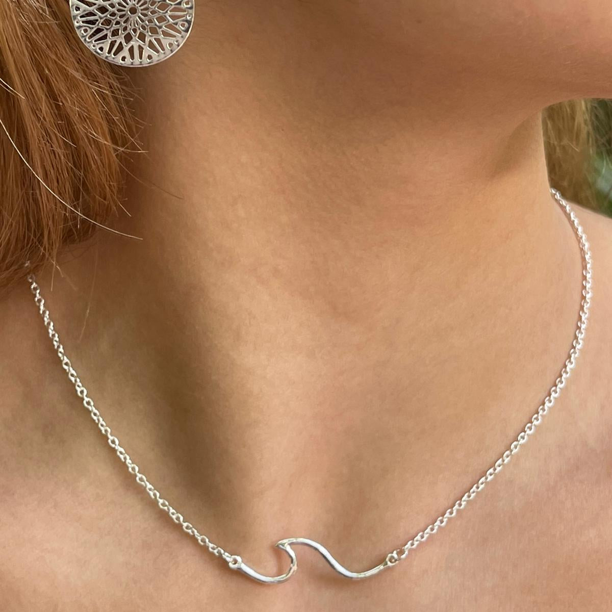 Single Wave Outline Necklace
