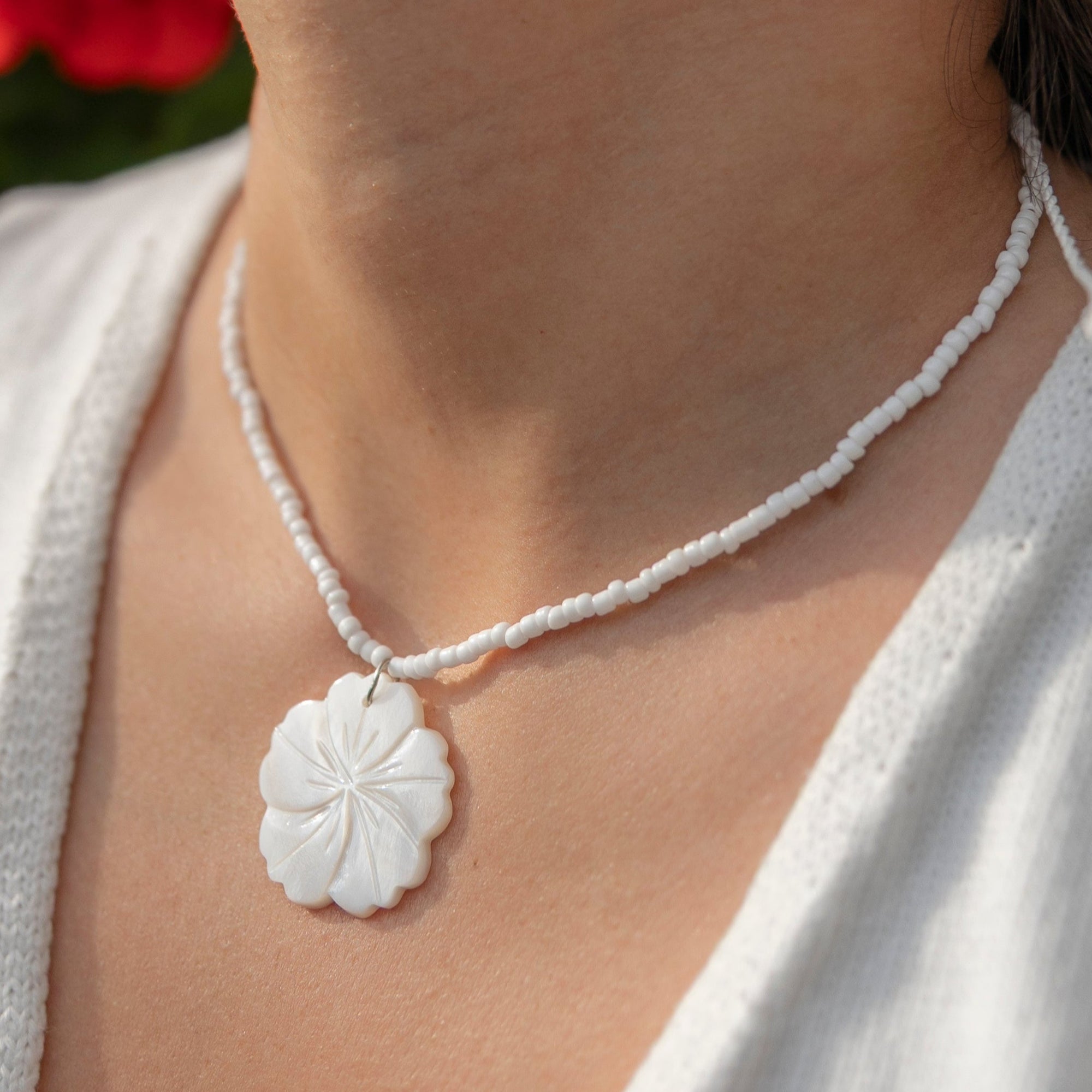 Mother of Pearl Hibiscus Flower Seedbead 14.5'' Necklace