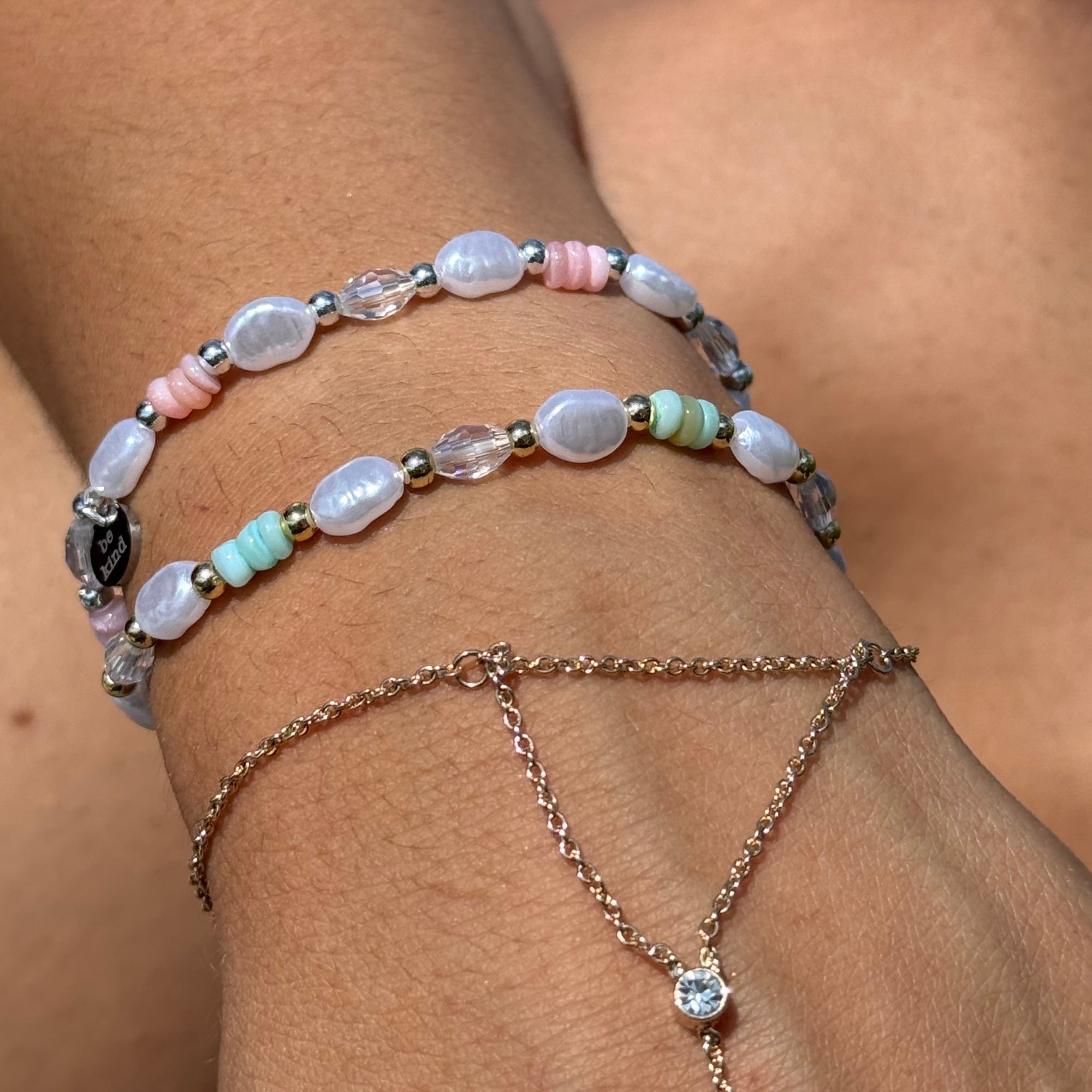 Pearl and Shell Chip Stretch Bracelet